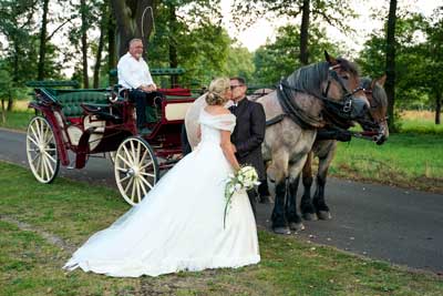 Brautpaar mit Hochzeitskutsche