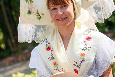 Frau in Spreewaldtracht mit frisch gebackenes Brot