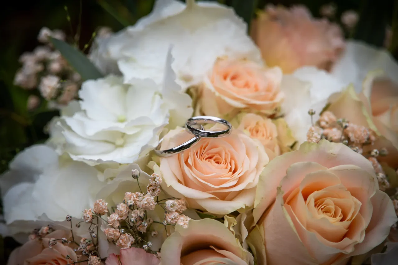 Eheringe auf Hochzeitsstrauß